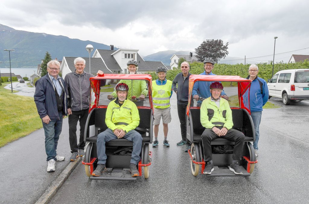 Leikanger Røde Kors er glade for å kunne hjelpa folk ut på tur. Bak frå venstre: Knut Hening Grepstad, Nils Henjum, Steinar Tveita, Jon Henjum, Bjørn Bremer, Rolf Almås og Olav Arne Himle. I syklane sit Svein Inge Henjum (t.v.) og Terje Talle.