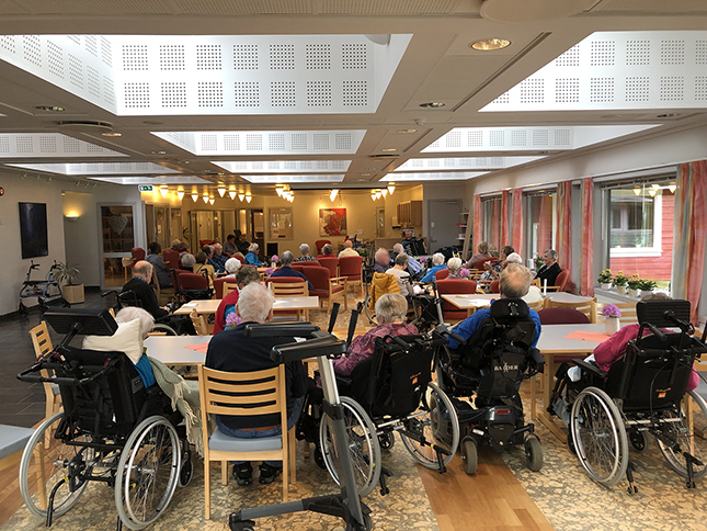 Stort oppmøte på populære songsamlingar på sjukeheimen