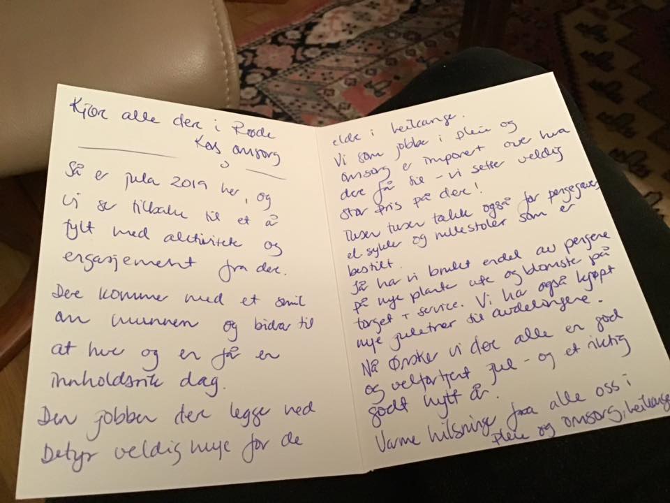 Styrar Hanne Hoff takka Røde Kors Omsorg sine frivillige for innsatsen med orda frå kortet som biltet viser.