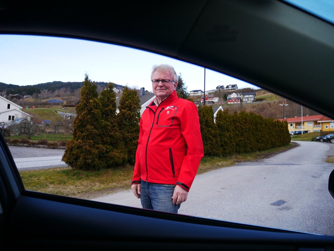 KONTAKT MED OMVERDA: Alle Røde Kors-laga i Sogndal kommune er no mobiliserte for å dekka behovet for telefonisk kontakt med dei mange som sit heime aleine. - Me er i gang og me er mange, seier leiar i Leikanger Røde Kors, Knut Henning Grepstad. Foto: Terje Eggum