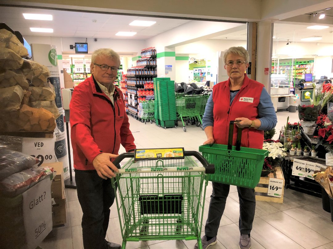 KLARE: – Treng du hjelp til julehandelen er det berre å ta kontakt. Me i Røde Kors er klare, seier Knut Henning Grepstad og Jorunn Norstein Eggum. Foto: Kai Martin Brekke