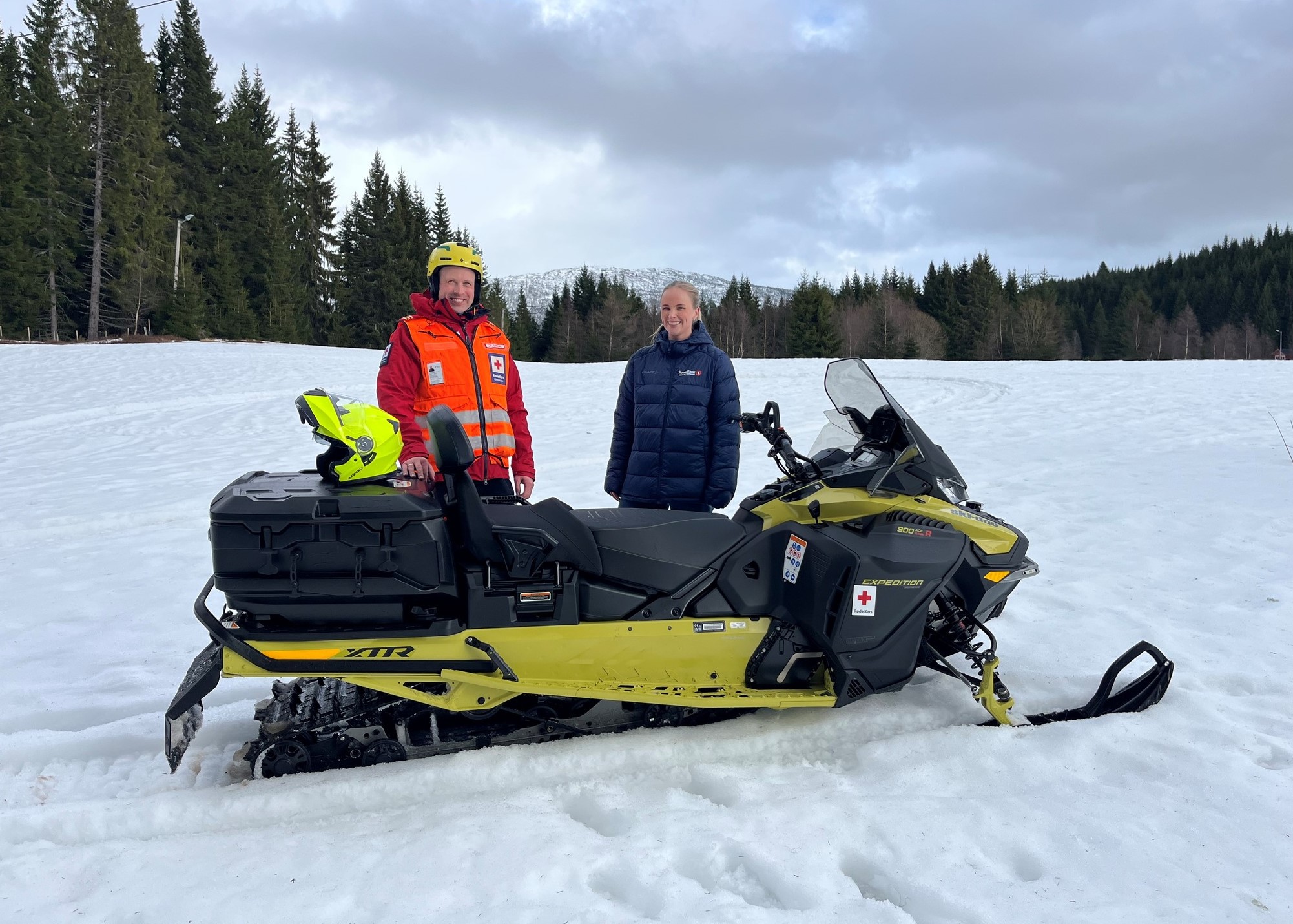 Den nye snøscooteren er på plass – her saman med representantar frå Leikanger Røde Kors Hjelpekorps og SpareBank 1 Sogn og Fjordane.